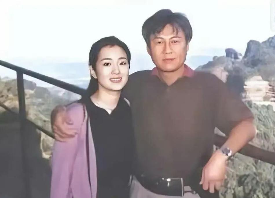 你知道，巩俐结束和老谋子的情感纠葛后，又是怎么走出来，最后变成大女主的吗？早在