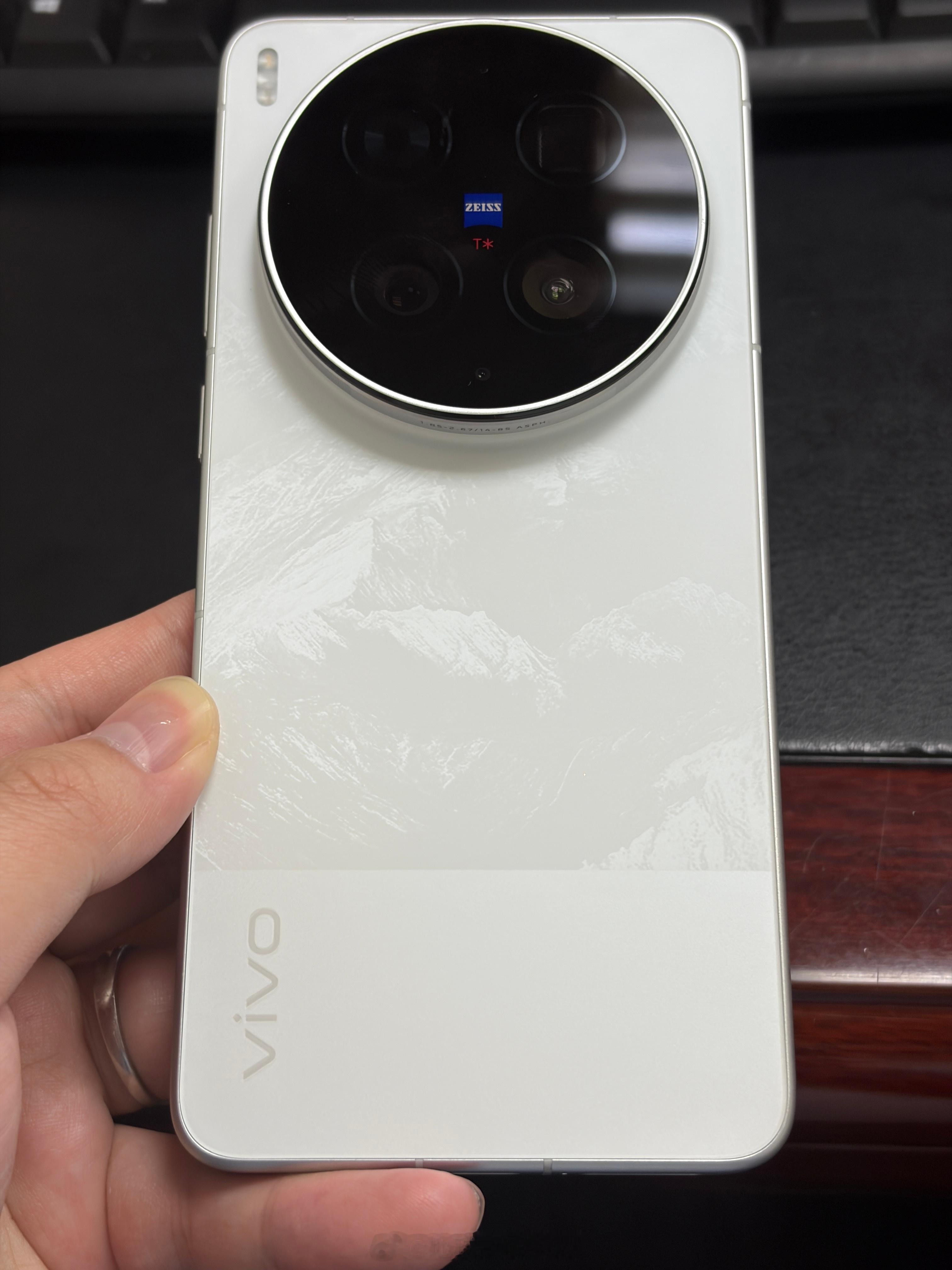 按图一这个角度看vivoX300Ultra其实还挺好看的实在没理解，设计师为