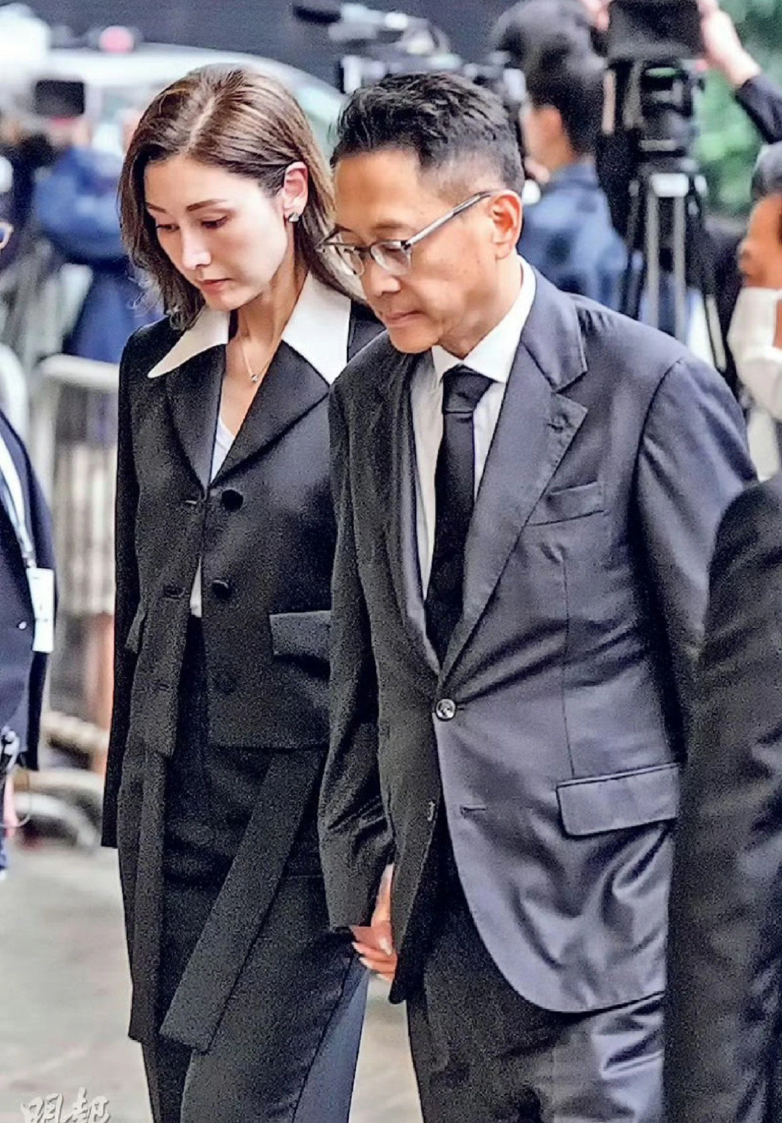 李嘉欣和老公许晋亨出席李兆基葬礼，这是李嘉欣私服最好看的一次了。​​​