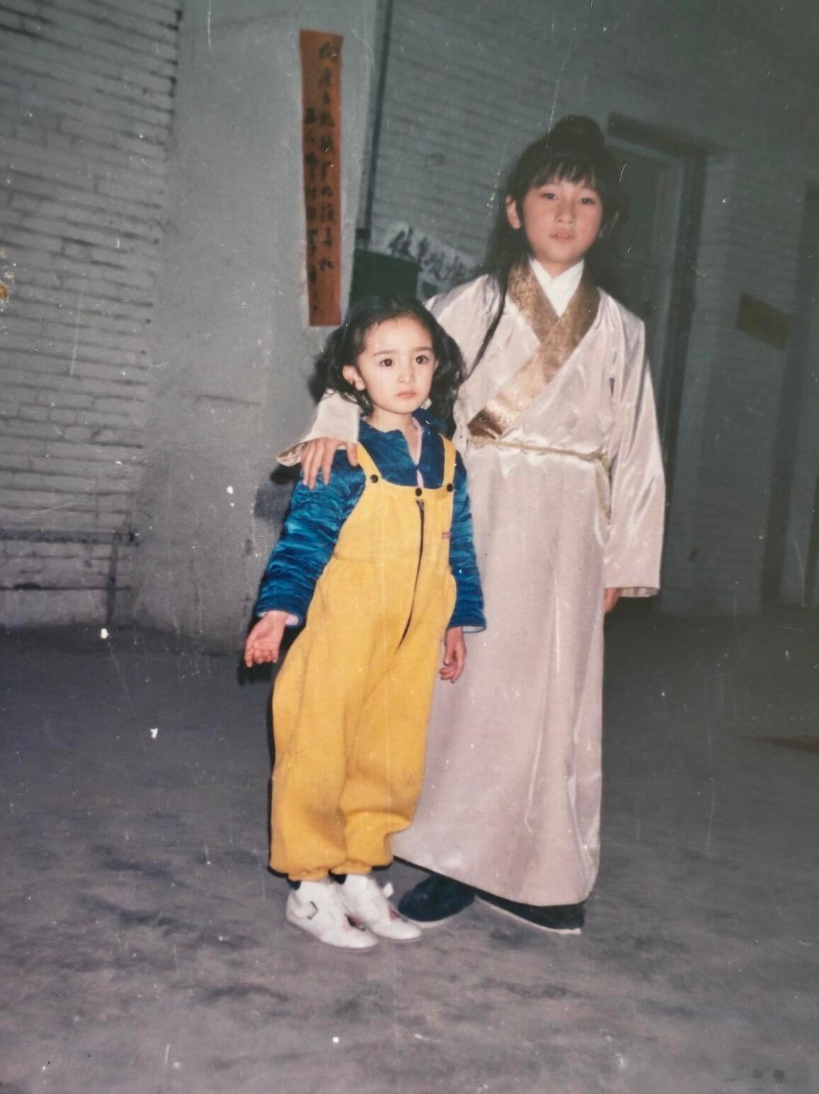 能当童星都是有原因的杨幂从小眼睛就那么大，脸又那么小…​​​