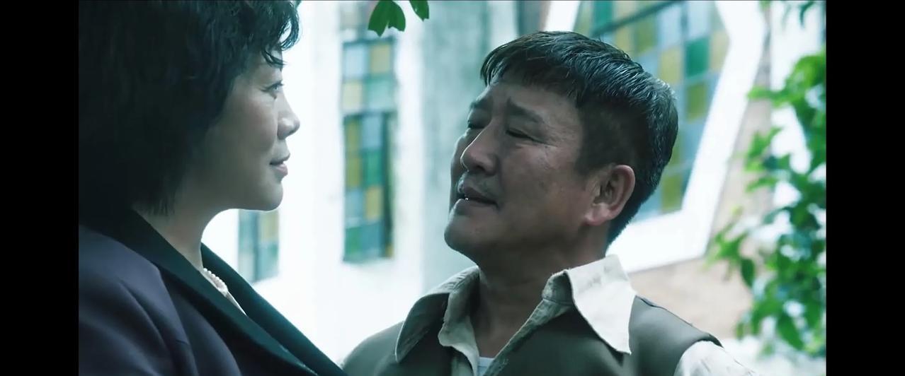 《扫毒风暴》，龙哥两口子秀恩爱，终于露出了欧凡做内鬼的原因。原来欧凡做内鬼给龙