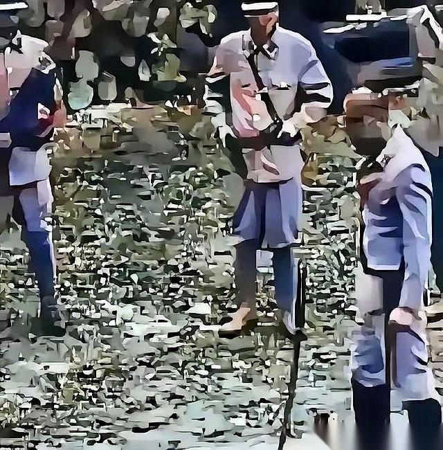 那件被撕碎的旗袍，和插在她肚子上的那把东洋刀。据说她很高，很清秀，是个女大学生