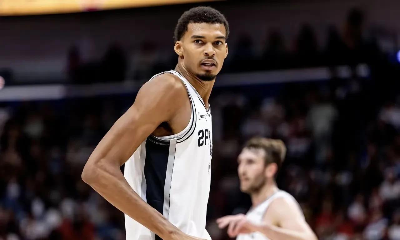 亚历山大怕了！约基奇也服了！文班亚马再这样打下去能否进马刺队史前三？邓肯：生涯