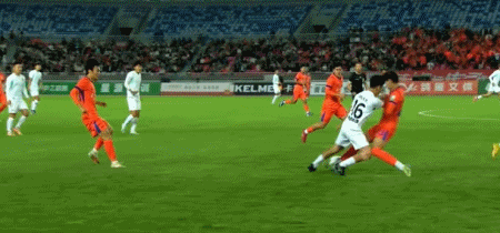 踢中乙的这些小四海子，各种暴力犯规，一群混子，这种货色如果踢职业，真是中国足球的