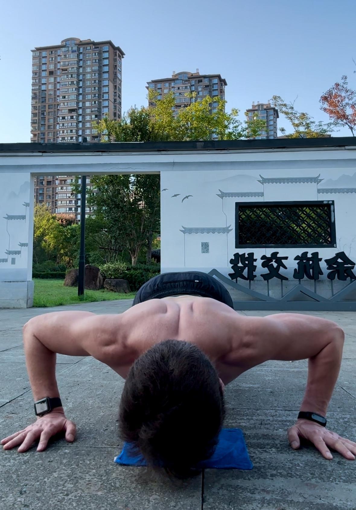 跑步没错，但光跑真会让人“瘦脸”。不是瘦得好看那种，是颧骨突出来、法令纹深下去