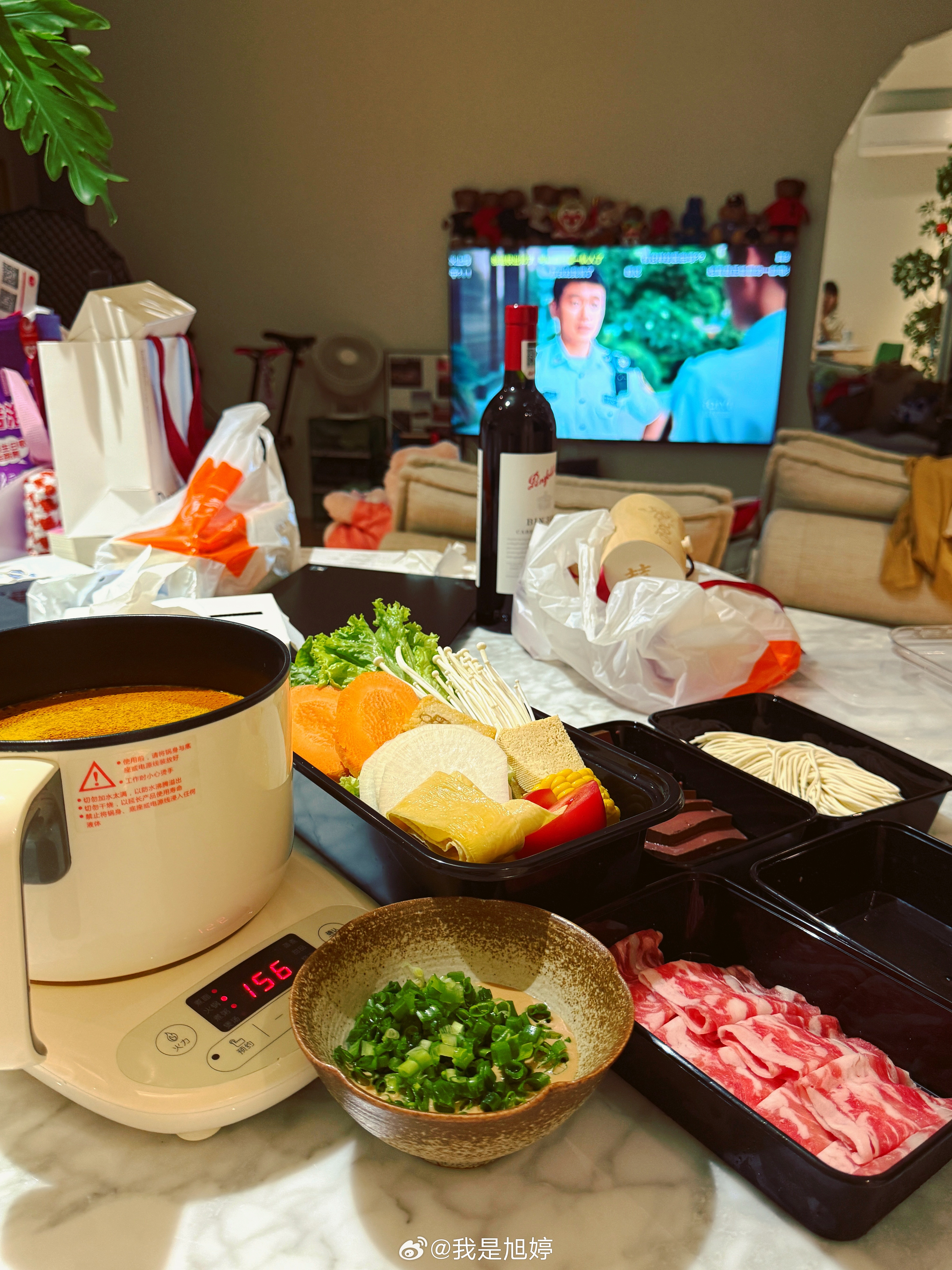 下雨天当然得吃火锅喽一个人也要好好吃饭一个人也要好好吃饭吃火锅下雨天☔​​