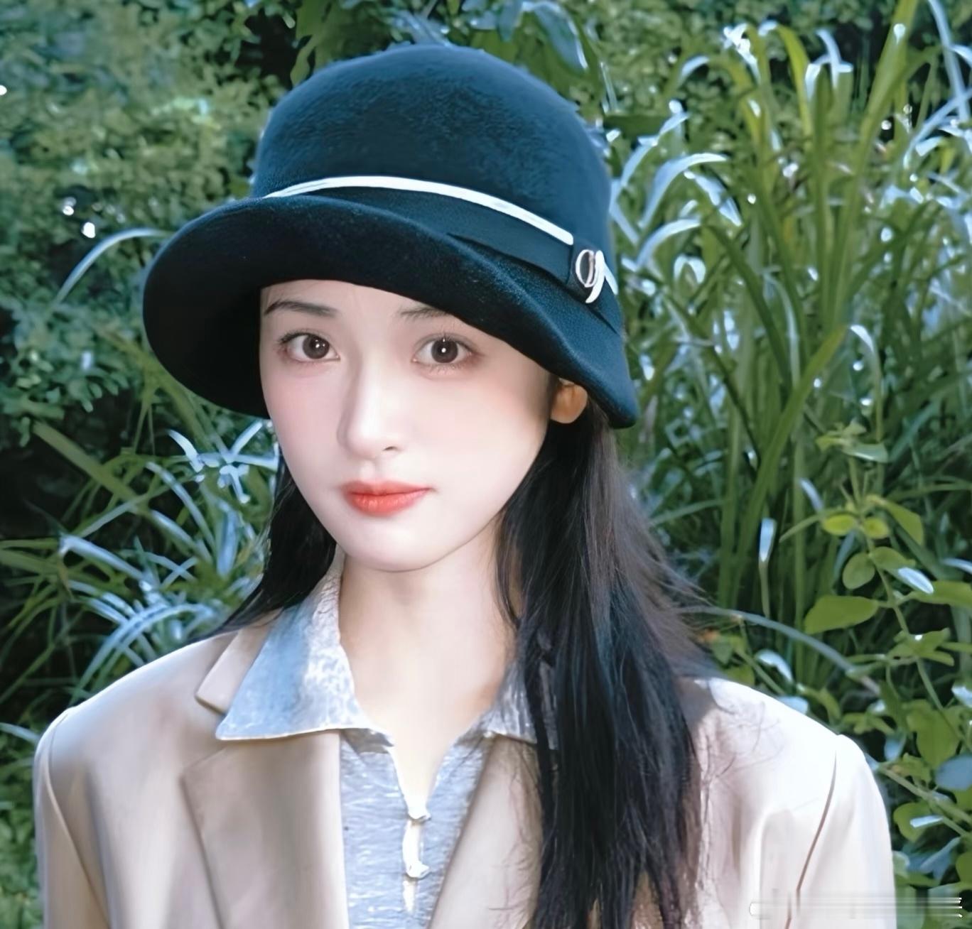 沈月月月有着独一份的明媚跟忧伤，这两种感觉在她身上融合的好好，诠释了不一样美和