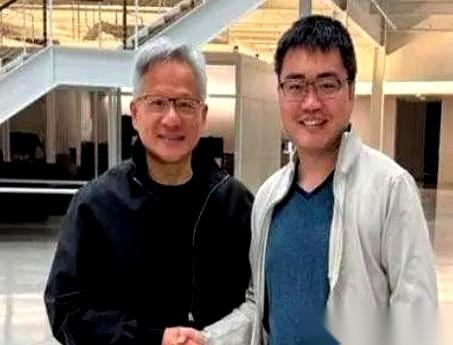一张二零二五年六月的合影，把中国人工智能圈最痛的一根神经挑到了明面上。照片中间