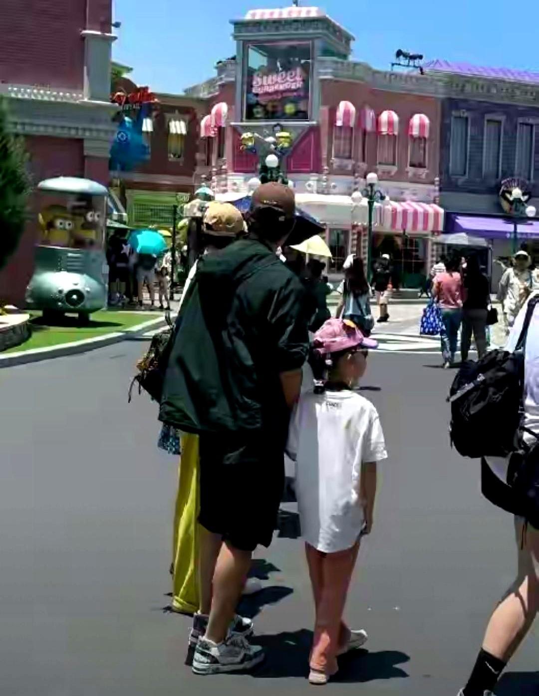 唐嫣女儿这基因绝了！才6岁，个子都快到罗晋肩膀了。清明假期，好多人在新加坡环