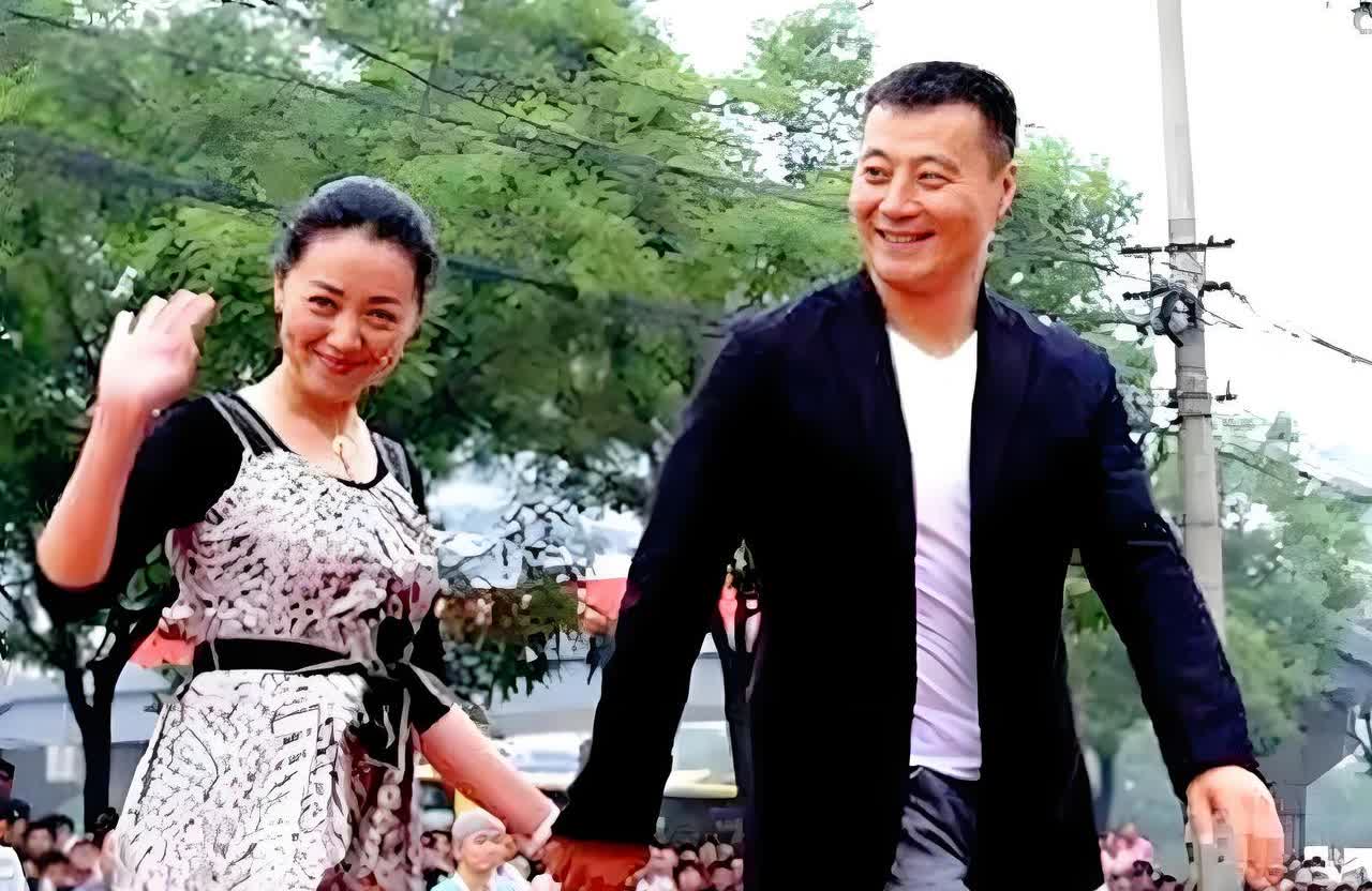 天呐！原来他俩是夫妻！男的高大愧悟、成熟稳重，女的眉清目秀、温文尔雅，两人十分般