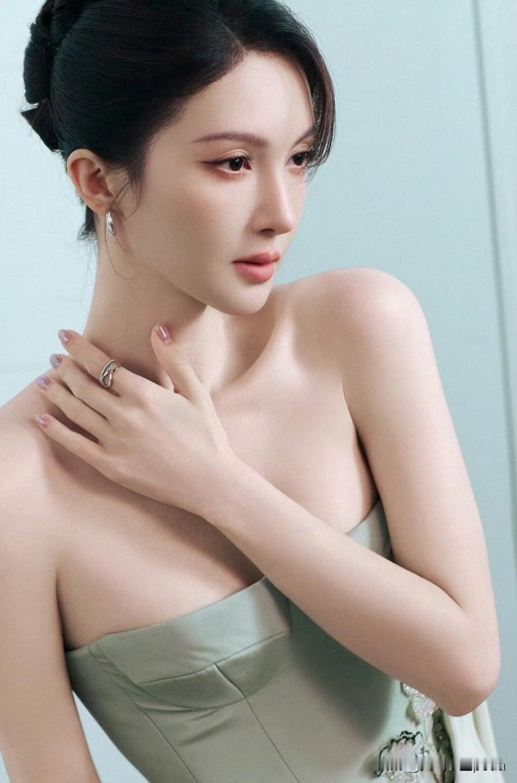 哇哦，金晨这身造型不错啊，美的美的！浅绿色长裙配高盘发简直是从油画里走出来的仙