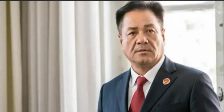 当年，尤勇与陈小春合作一部电影，有一场戏，尤勇去谈判借钱，只见上面写着“50亿”