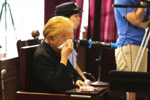 2017年，广东83岁老太太将60粒安眠药碾碎放入儿子的粥里，用勺子喂进儿子嘴中