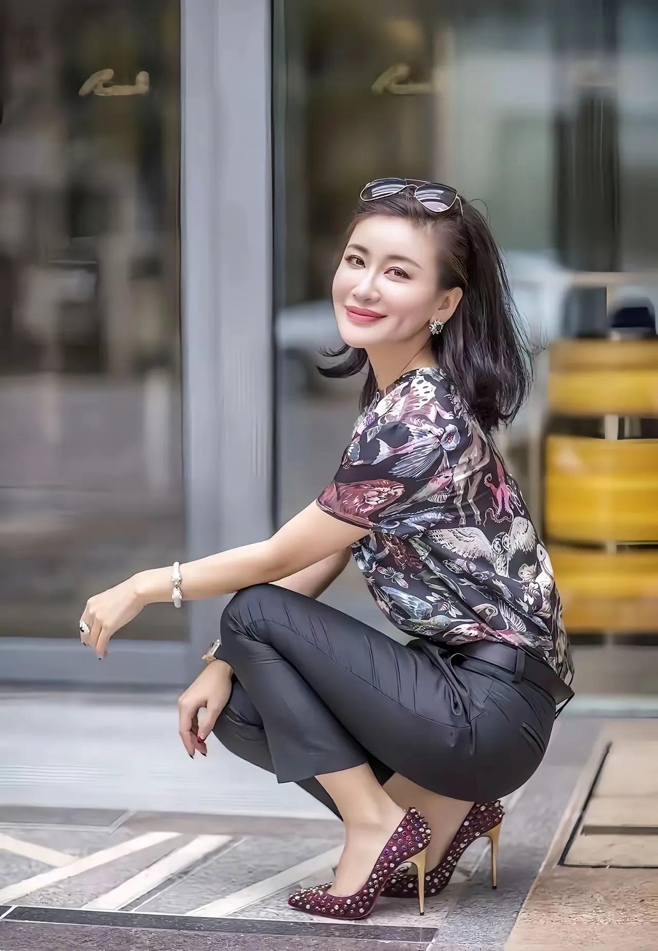 宋美遐，人不但长的美，可是亿万身家哟！蹲姿俏皮，笑容灿烂，时尚感扑面而来！