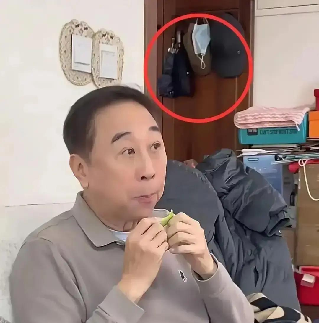 住老小区，存款可能更少，他却笑得最响春晚熟脸冯巩，被拍到蹲在胡同口修自行车