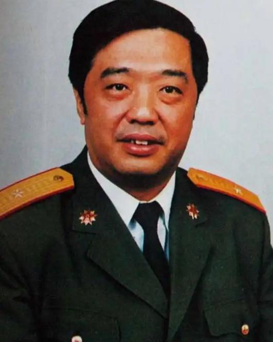 1963年贺龙独子没考上清华，找到父亲帮忙，谁知道贺龙居然大摇大摆开进了学校，而