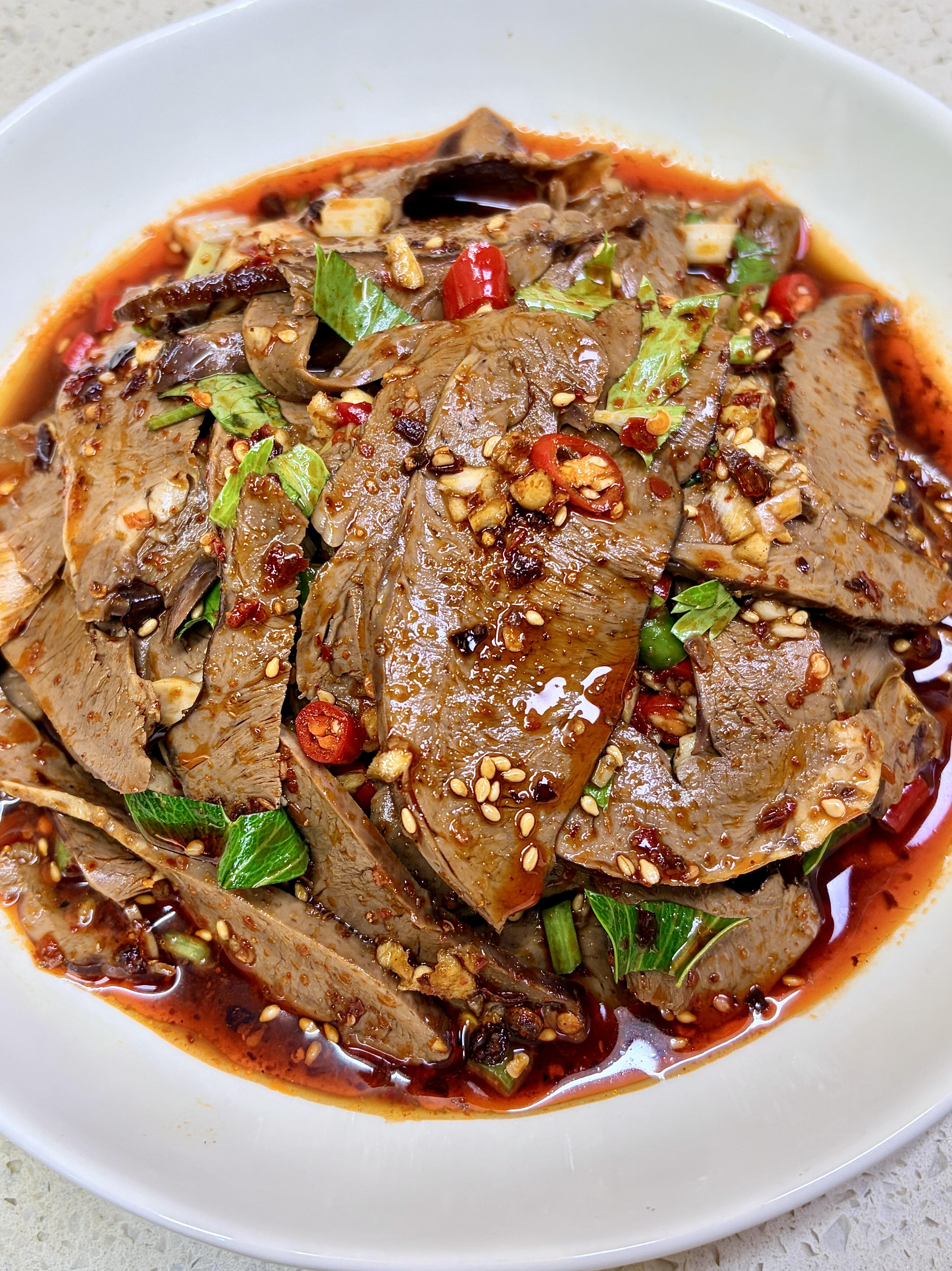 今天做这道巨好吃的凉拌猪心，麻辣鲜香，下饭下酒都很香，真的绝了～做法：1️⃣