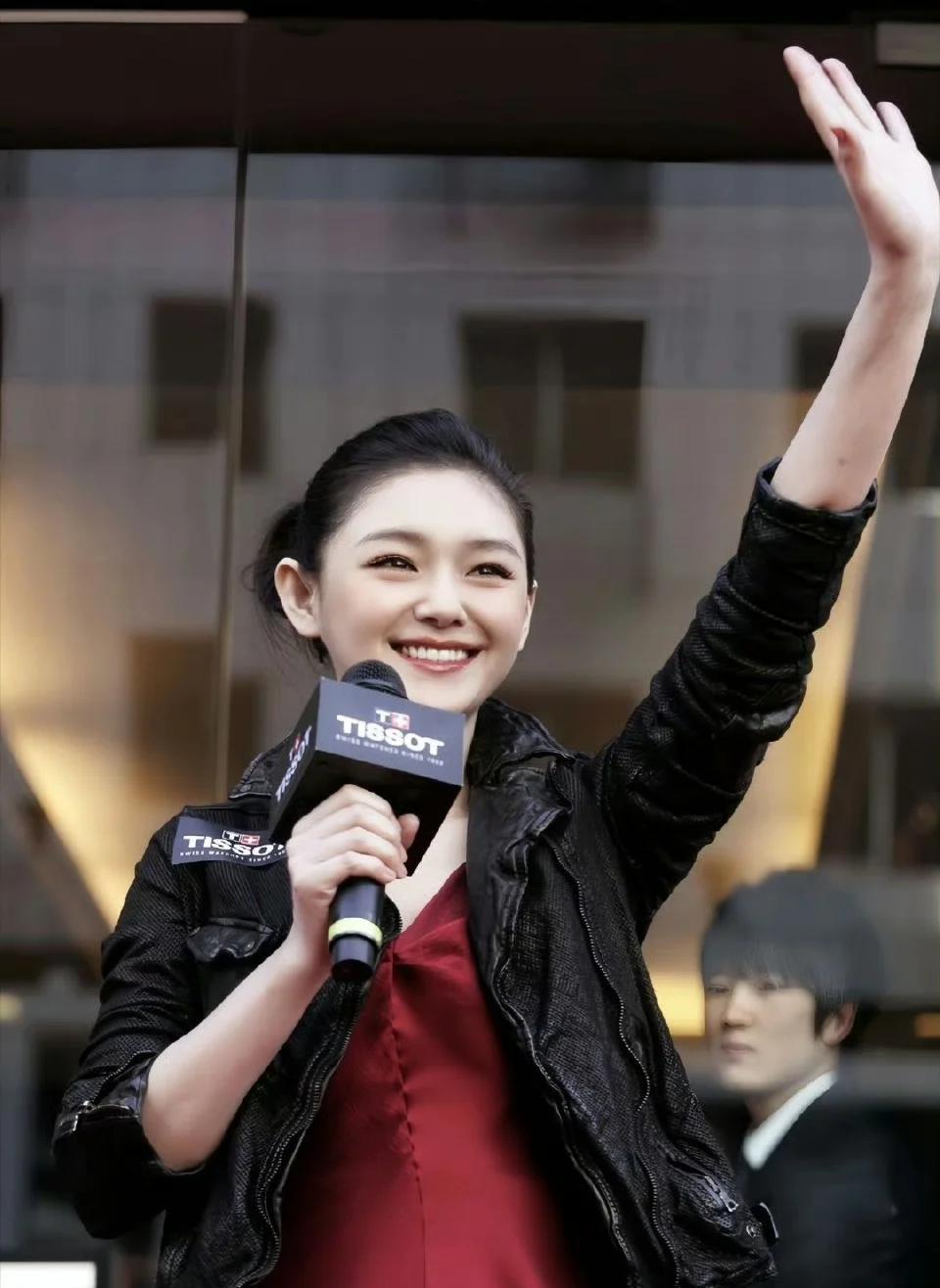 她看起来明明是一个很聪明的人，后来却很糊里糊涂的过日子，忙着经营自己的爱情第二春