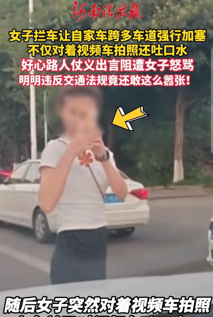 重庆女子挡车拦路强行加塞完整视频曝光，嚣张吐唾液挑衅全过程被拍下，当事人真容随之