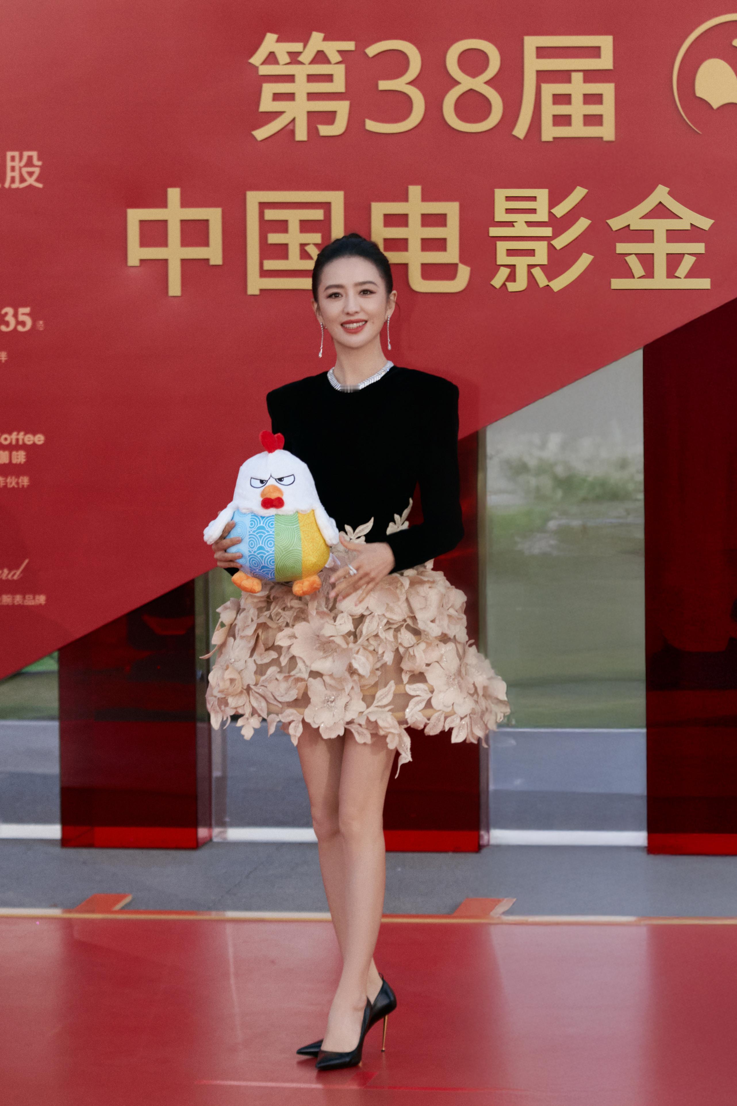 🎞️百廿星辉落肩头，新时代篇章正启封。以优雅之姿，致敬中国电影120年，祝福