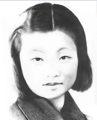 1988年，78岁的蒋经国生命垂危，他轻声呼喊着什么。妻子蒋方良忙附耳倾听，随之
