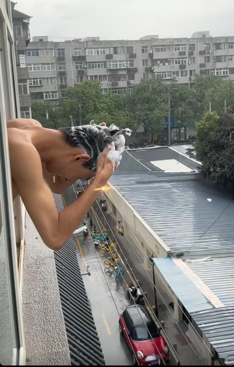 实在不行你在楼下顺便把澡洗了吧[赞]