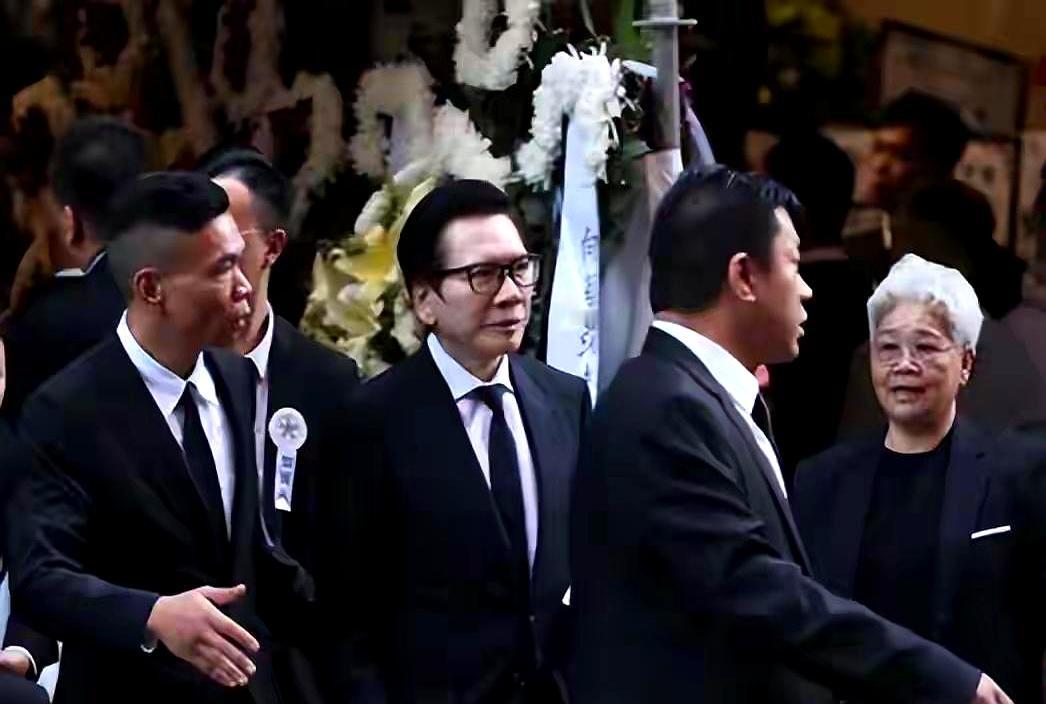 今天听圈里消息灵通的朋友聊起向华炎的追悼会，那场面，直接给我听恍惚了。4000