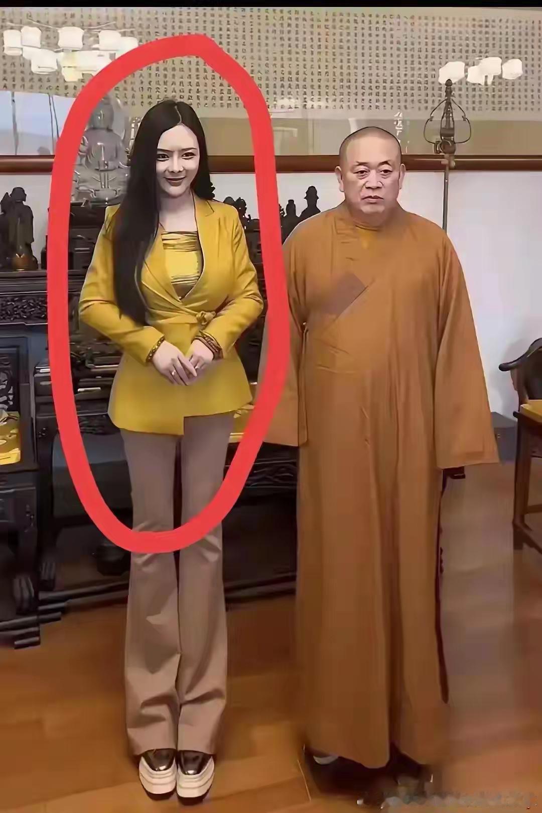 不懂就问，和释永信站在一起的，是谁，又认识的吗？是找他有什么事吗​​​