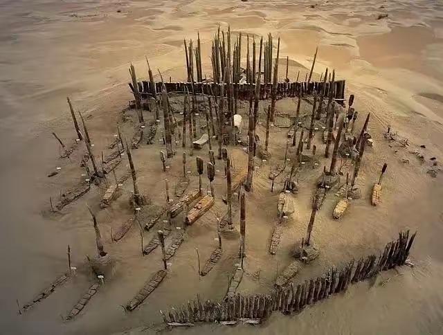 1934年，新疆有位猎人打猎时迷失方向，误入罗布泊深处，侥幸活了下来，从此精神恍