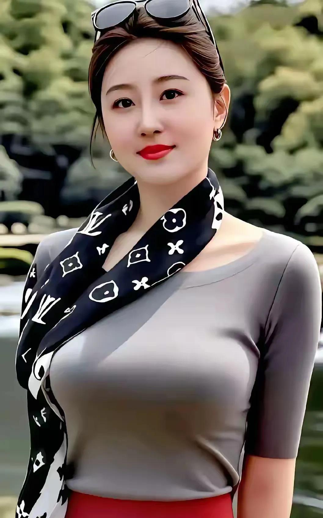 #你心目中的女神是啥样#外貌上，眼睛大而有神会很迷人。