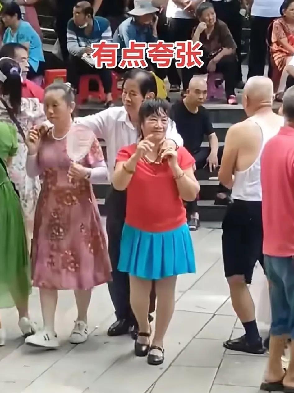 近期，不少公共场所中老年人擦边行为引发关注。表面看是，道德问题，实则折射出老龄化