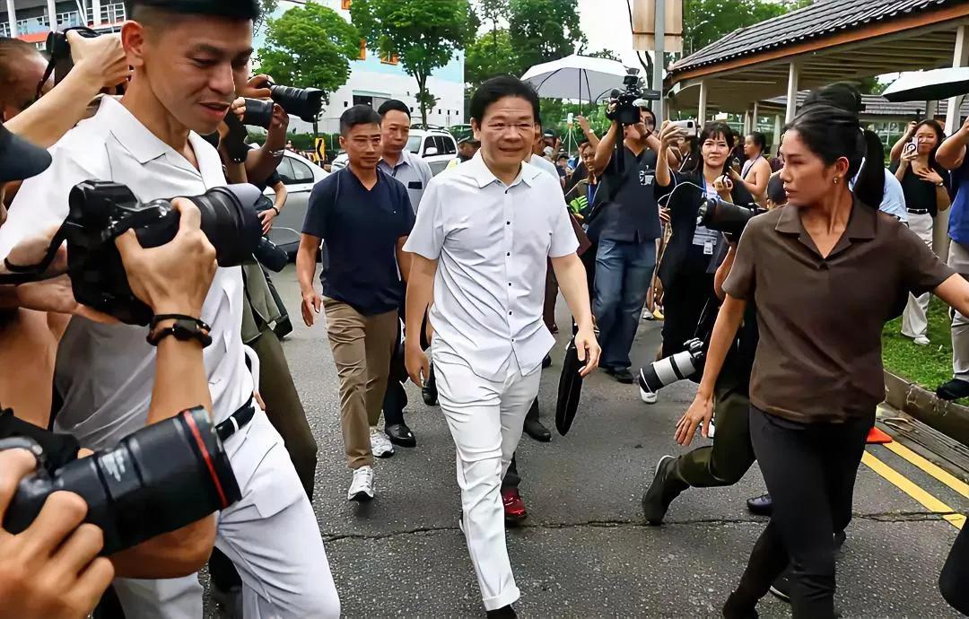 新加坡总理黄循财说，“世界上没有国家能取代美国。”这话除了狗仗人势，跪舔以外