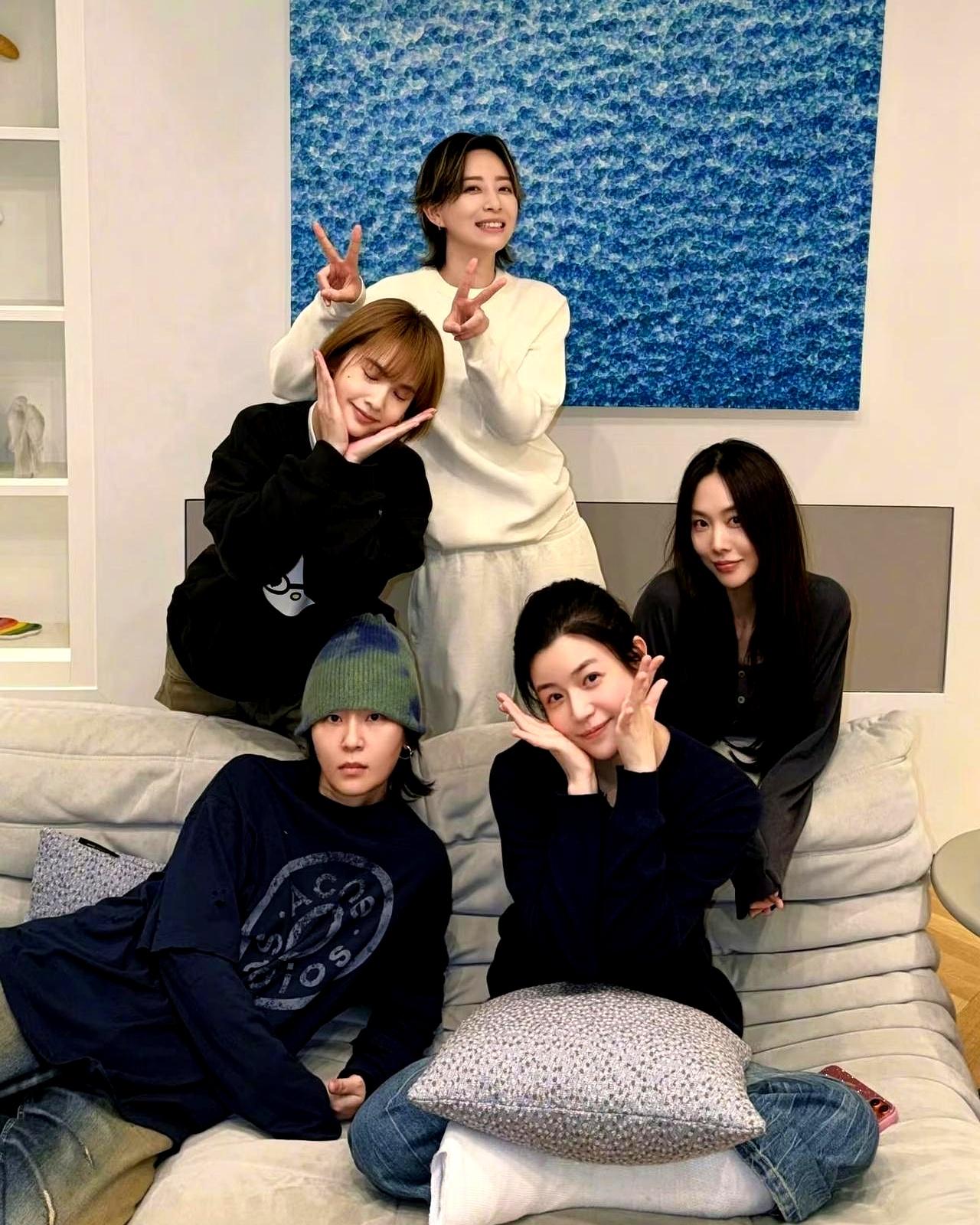 脚受伤了，姐妹第一时间带着啥来探望？没想到是带着“躺平”俩字来的！陈妍希脚