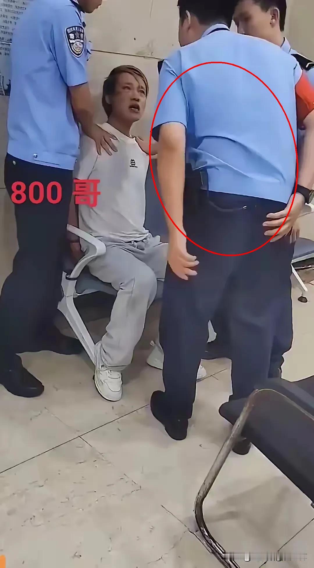 800块钱两败俱伤，小伙子估计得踩十多年缝纫机了这哪是讨薪？简直是拿人生和家底