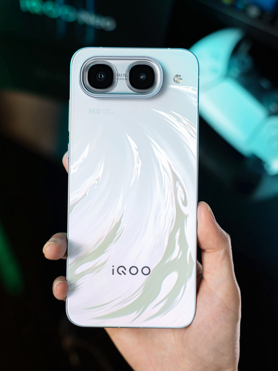 iQOONeo11至尊版乘风，换成横向摄影模组之后，不少人觉得没了自家的辨识度。但玩游戏手感好了很多