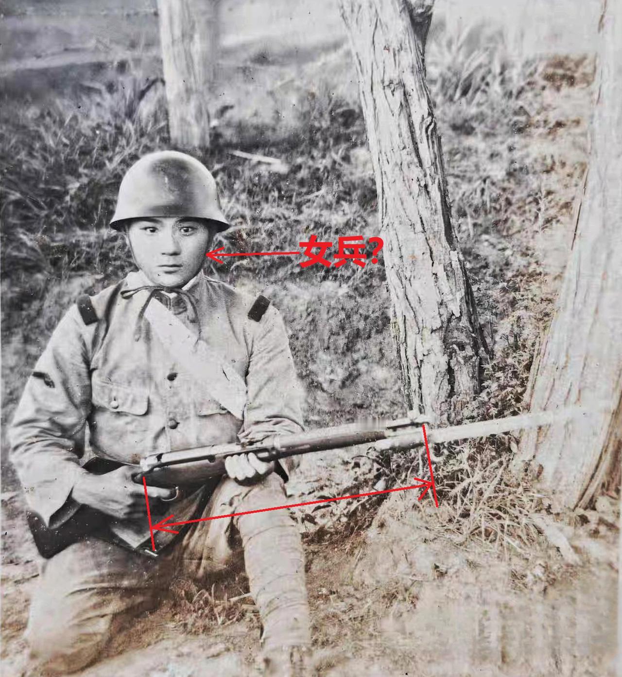 这是一张有争议的照片。随军记者拍到了一位日军士兵，这个日军士兵跟其他的士兵不一样