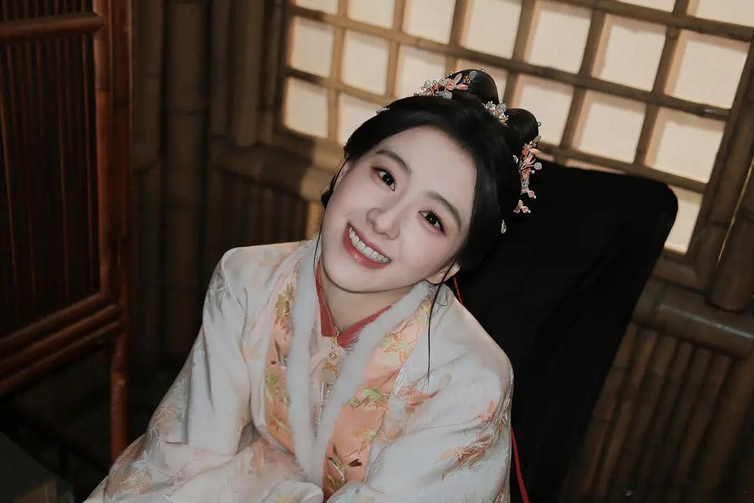 包上恩这是不是有点斗眼啊，看着有点阴