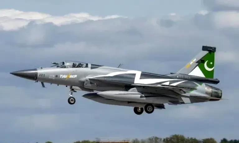 巴基斯坦空军JF-17CBlockIII战机凭借其醒目涂装和从巴基斯坦出发