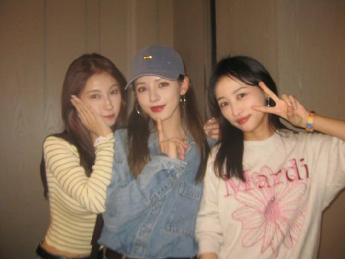 张予曦和毕雯珺线下又聚会了啊，深情眼售后太好了吧，是不是真人CP售后最好的剧了？