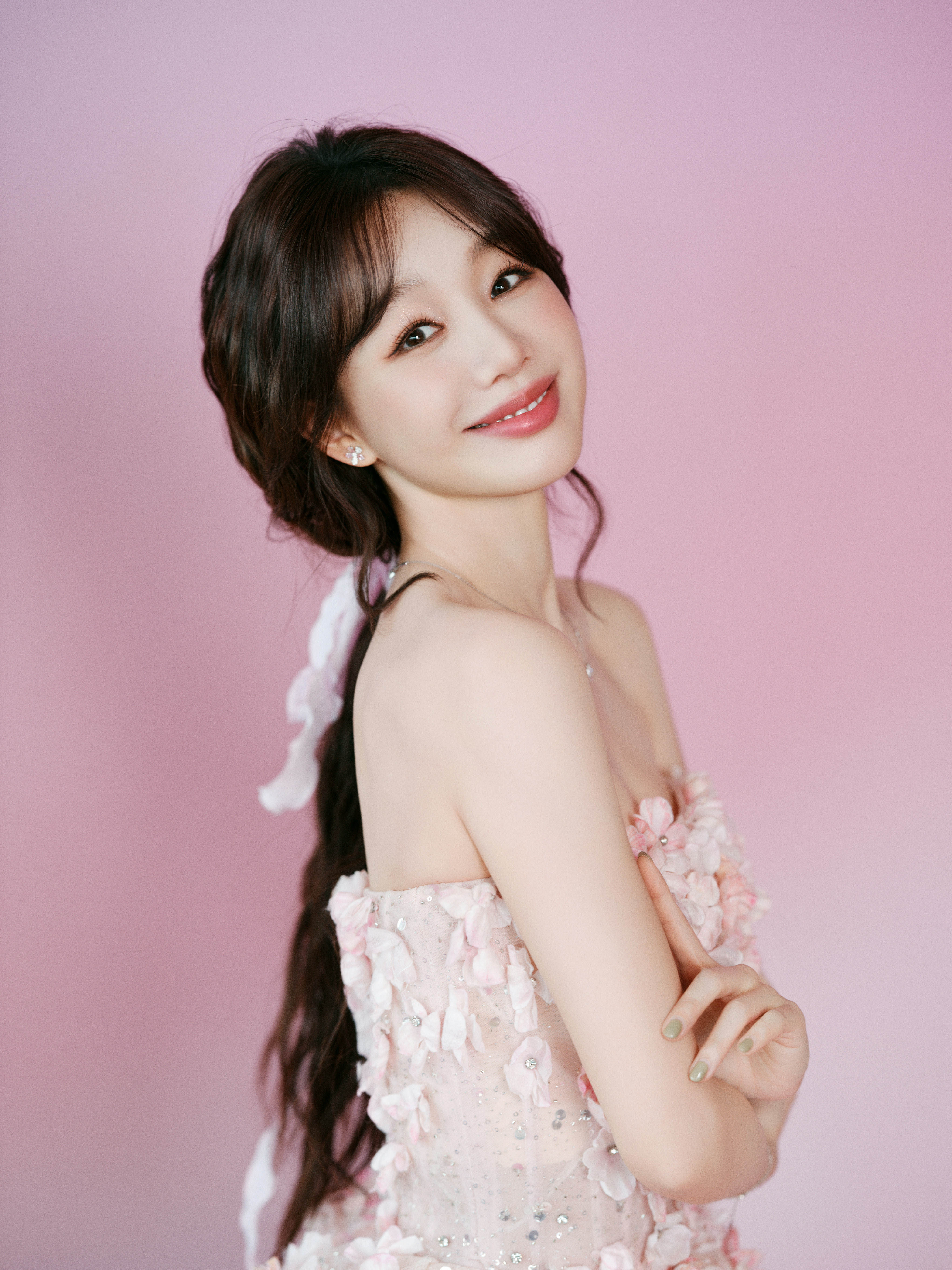 徐梦洁 粉色梦境里的花漾心事，裙摆晃一晃，就撞进了马年的温柔春光里。