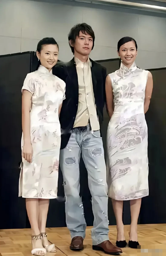 哇塞，帅哥美女同框了，男星玉树临风，风度翩翩，女土一个天生丽质，模样清纯青涩。另