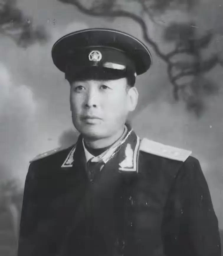 1943年，八路军排长进城侦察敌情，不料却被汉奸认出，逃亡路上遇到日军在摆宴，他