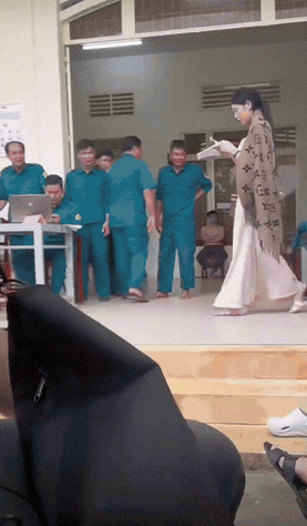 泰国征兵场面。一位肤白貌美，身材高挑，妆容精致的“美女”前来报到。登记信息的