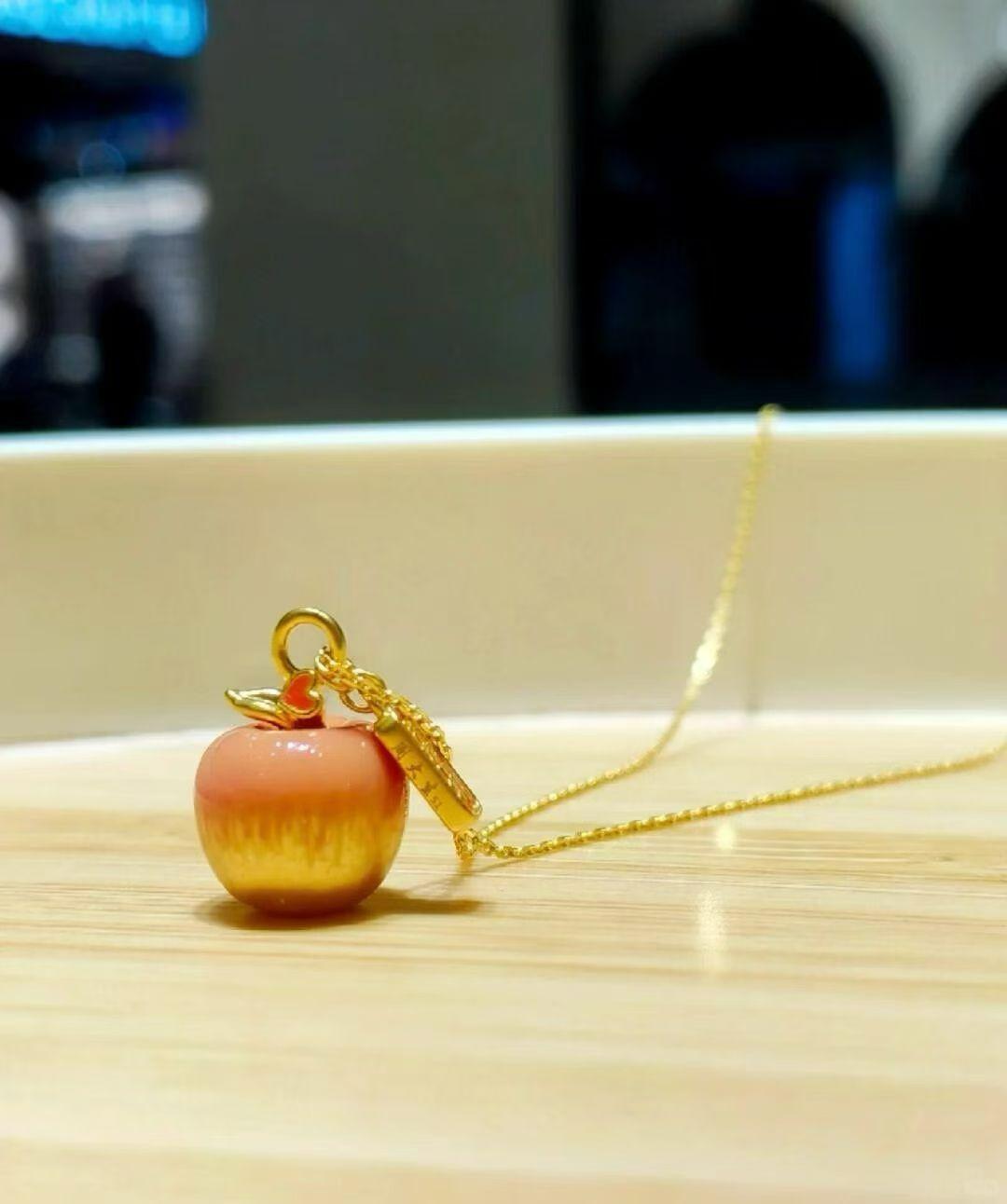 漂亮吗？太漂亮了，可惜是铂金的，不是纯金。这是商家推出的圣诞节🎄平安夜的关联苹