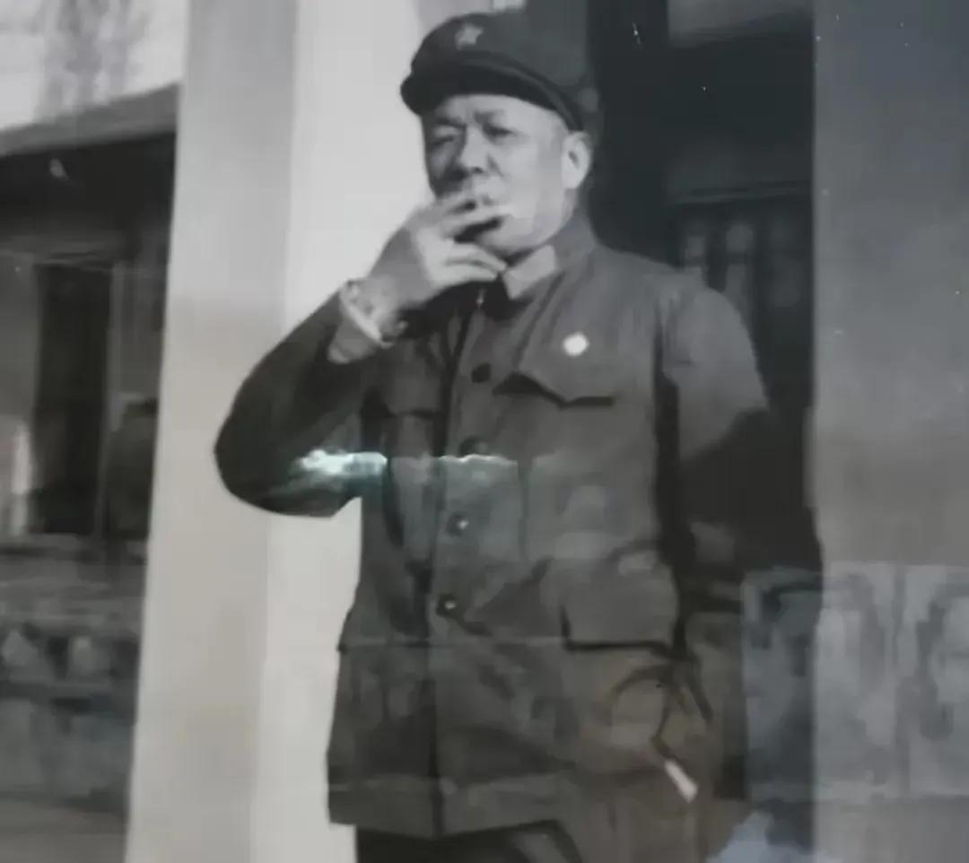 照片中霸气抽烟的将军是谁？毫不夸张讲，我军最能打的开国上将。解放战场。他是东