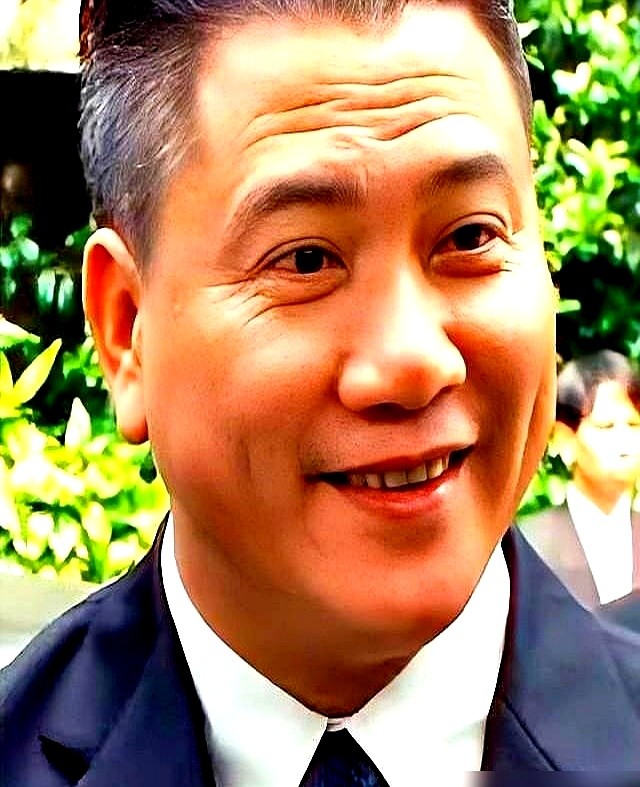 周星驰因为《喜剧之王》换角，背了整整27年“白眼狼”的骂名。都说他把万梓良一脚踢走，用吴孟达顶上。可