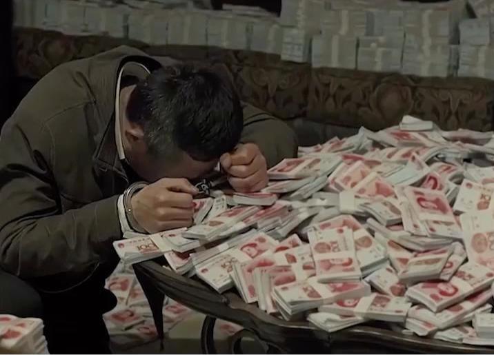 笑话（684）贪官两口子正在卧室里数钞票，把数好的钞票一沓一沓往箱子里装，突