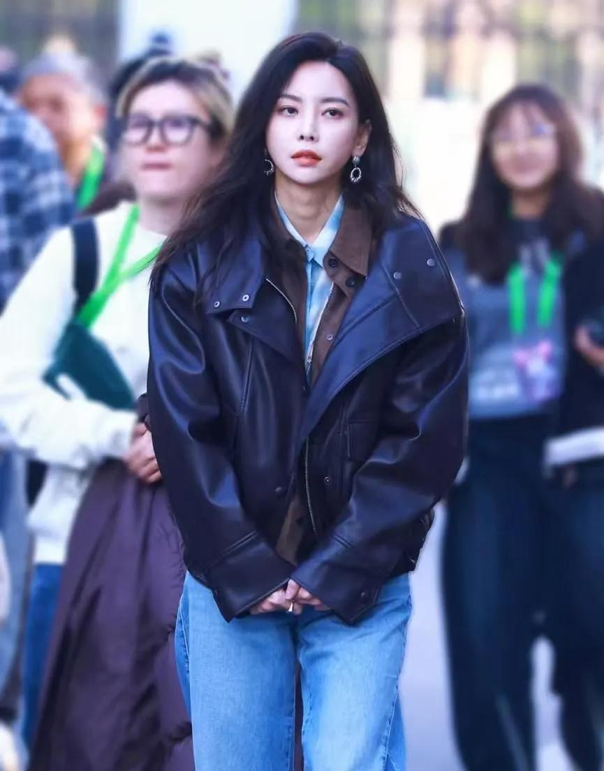 于文文的穿搭品味绝了，酷飒中性风拿捏精髓于文文这组造型也太会穿了！黑色廓形