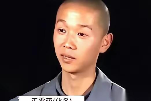 安徽，17岁少年放学回家，撞见母亲趴在村霸身上，而父亲蹲在一旁看着。少年屈辱难忍