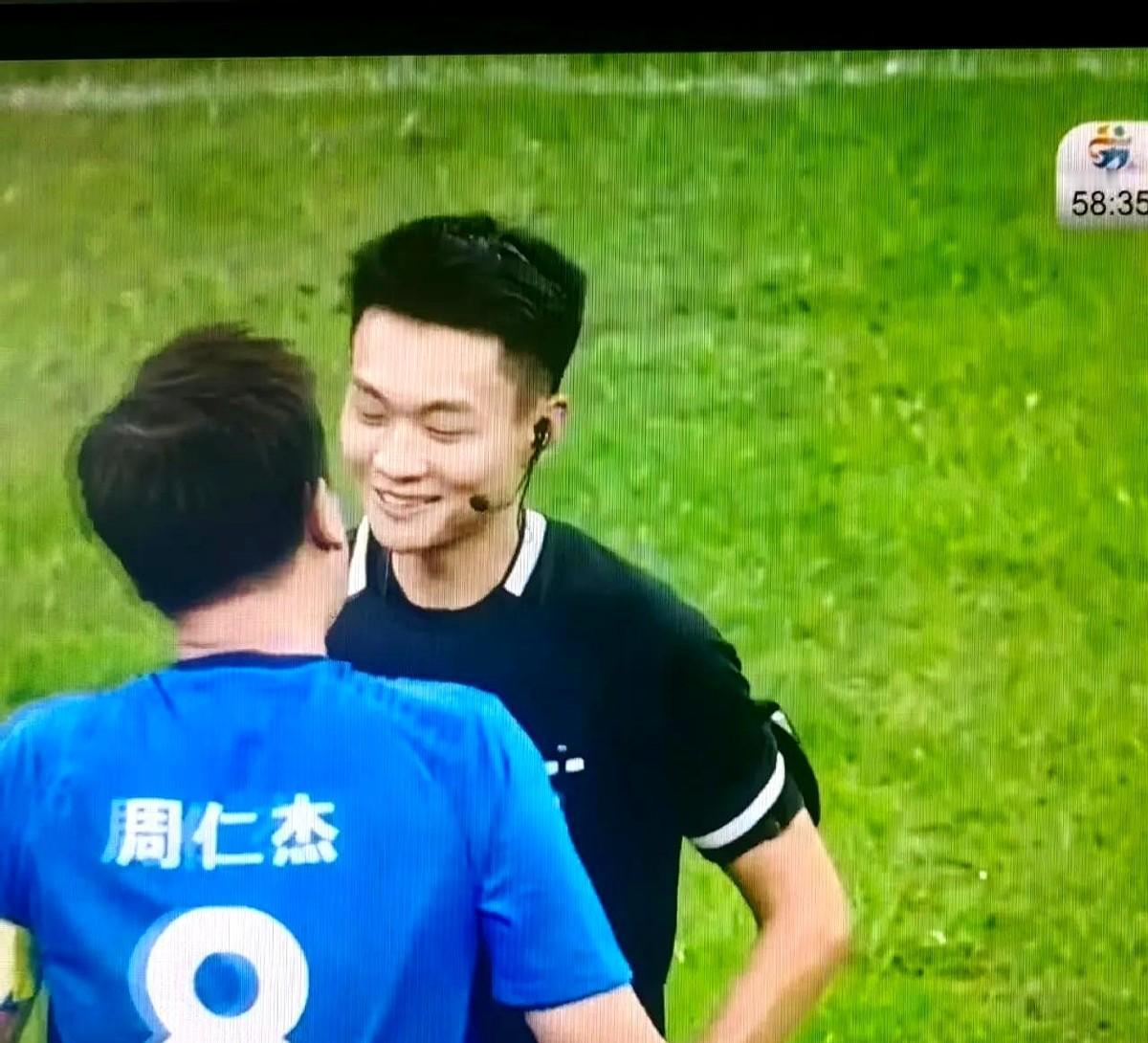 裁判掏牌时还保持微笑，这才是观众要的安全感。苏州比赛里那位笑眯眯给黄牌的陆爽